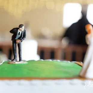 bride and groom figurines