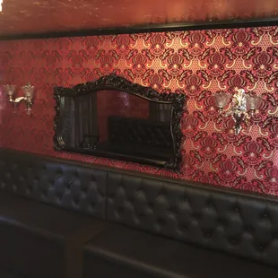 seating area with mirror and wallpaper