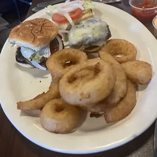 Cheeseburger sliders with onion rings