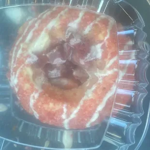 Strawberry crunch cake