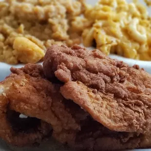 fried chicken and macaroni and cheese