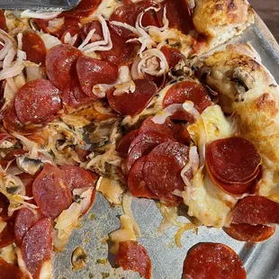 Medium 16" Shelly's Traditional Pizza