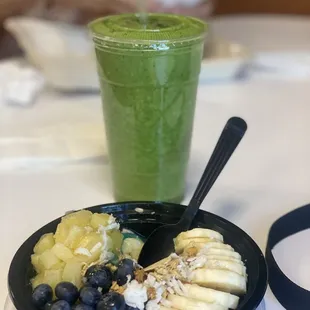 Green Smoothie and Açaí Bowl