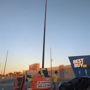 Manlift at Best Buy