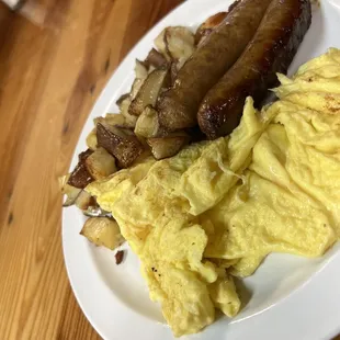 a plate of breakfast food