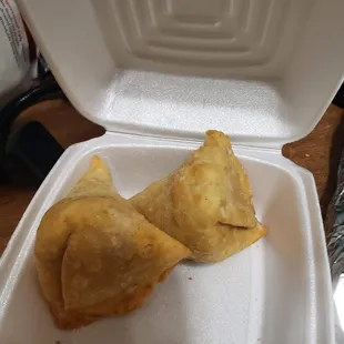 2 vegetable samosas (2 come in 1 serving)