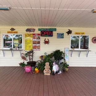 the outside of the restaurant