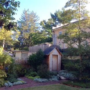 The museum&apos;s gardens are open to the public 7 days a week.