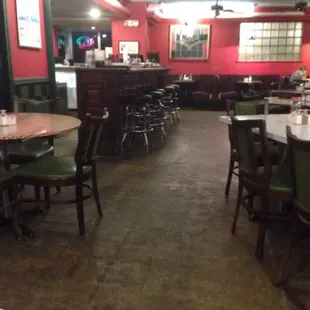 Although seemingly deserted when we arrived at 6 pm on a Saturday night, it filled up quickly after we ordered food.