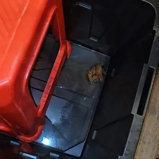 rag bucket to clean tables