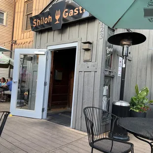 the outside of a restaurant