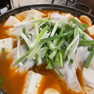4. Kimchi Mandoo Jun Gol
