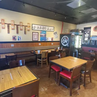 ows the interior of a restaurant