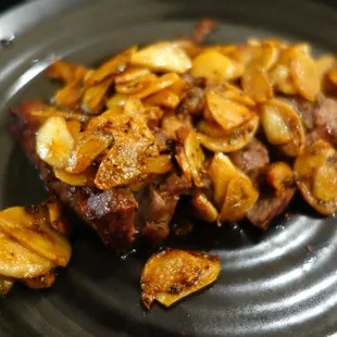 Skirt Steak with Sliced Garlic
