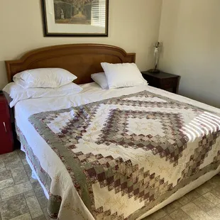 Big king-sized bed (comfy mattress and pillows)