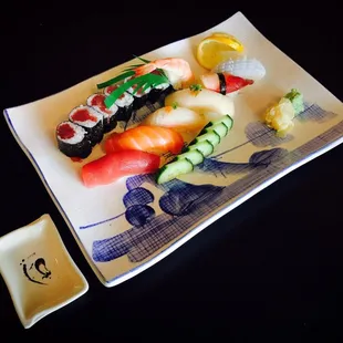 Sushi lunch combo served with miso soup !7 kinds of sushi and tuna or spicy tuna roll !!!