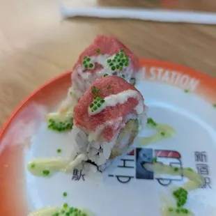 Most maki sushi on the belt is 2-4 pieces, with nigiri almost always being 2.