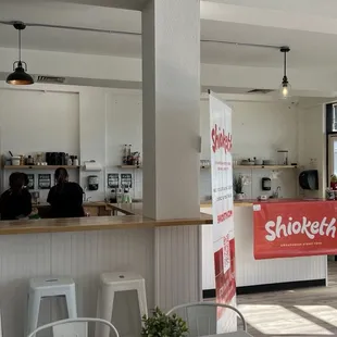 Counter and main cashier/ordering on the right