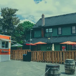 New patio and Dullahan&apos;s sandwich cart