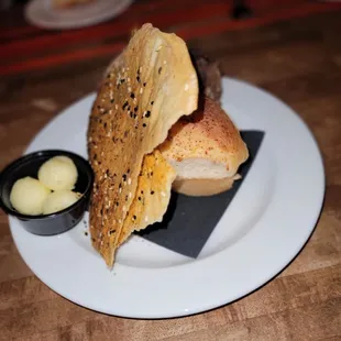 The variety of starter breads/chips w/butter