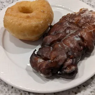 Terrible apple fritter and glazed donut. Purchased at 7pm, so old and stale 0/10