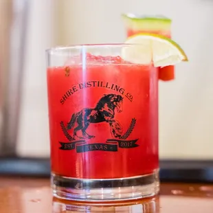 a drink with a lime wedge
