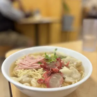 Wun Tun Min with Garnishes