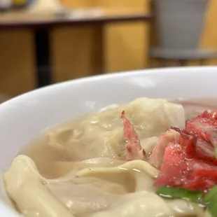 Wun Tun Min with Garnishes
