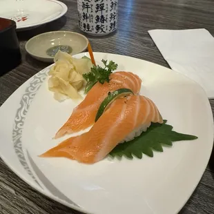 Salmon nigiri