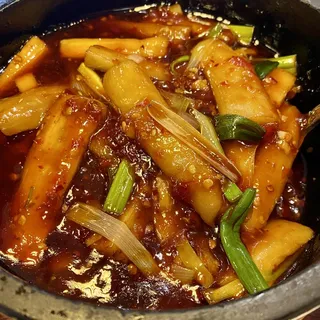 V8. Eggplant with Spicy Garlic Sauce in Clay Pot