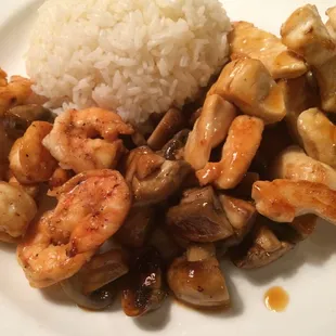 Hibachi chicken and shrimp with mushrooms and whit rice! So yummy! The soy sauce comes out very quickly.  xxs