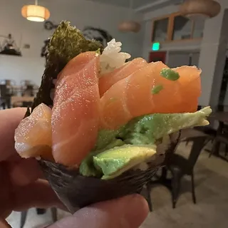 Salmon avocado maki