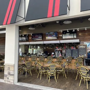 the outside of a restaurant