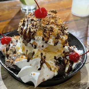 Skillet brownie with ice cream