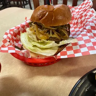 Jalapeño burger with mushrooms and no fries(it comes with fries i didn&apos;t want them)