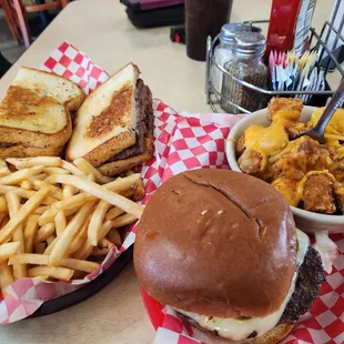 What a great lunch. My favorite Jalapeño burger with chili cheese tots for me and patty melt for my sister&apos;s. Service was also on point.
