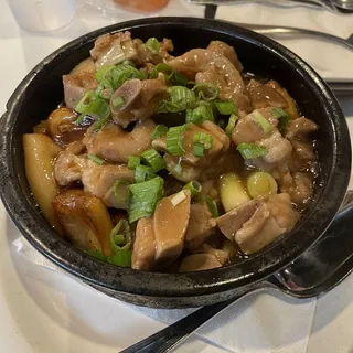 Sizzling Sparerib Rice Roll Noodle in Clay Pot
