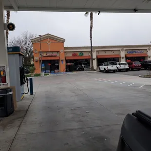 ows a gas station with cars parked in the lot