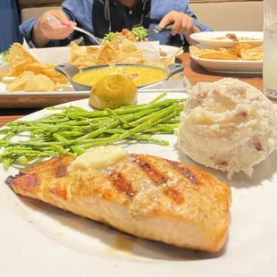 Salmon, asparagus and mashed potatoes
