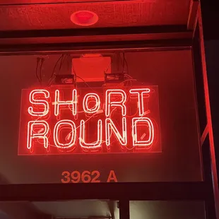 a neon sign for a short round