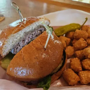 Shorthorn burger, Tots