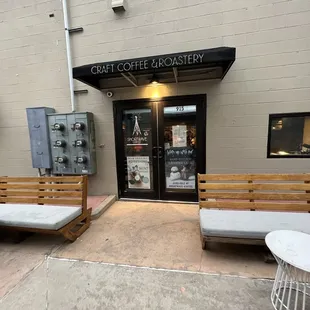 the outside of a coffee shop
