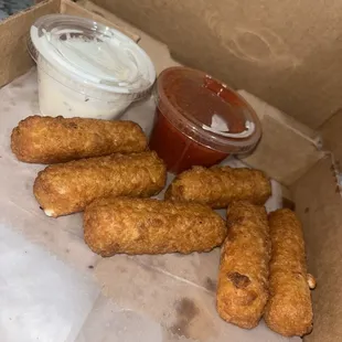 A lot of cheese, amazing fry, and the homemade marinara has a unique flavor that I really enjoyed! 10/10
