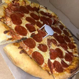 This was the medium pepperoni pizza. The dough is amazing, a lot of pepperoni and the cheese and sauce are great! 10/10!!