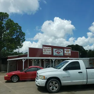 ows a truck parked in front of a restaurant
