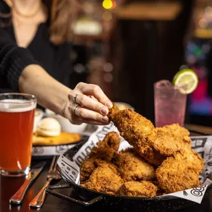 chicken wings and fried chicken, bbq wings, poultry, chicken wings, food, fried chicken wings, fried chicken, chicken, bbq chicken
