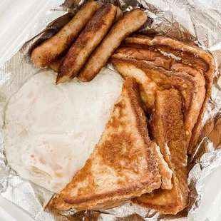 toast, eggs, and bacon in a styrofoam container