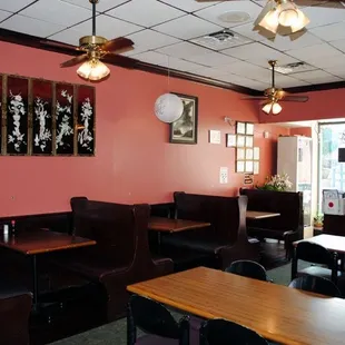 the inside of a restaurant with tables and chairs