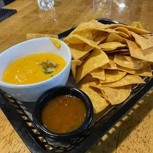 Chips, queso and salsa