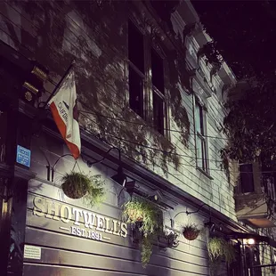 the outside of a restaurant
